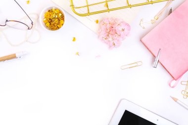 defter, kalem, çiçek ve tablet 