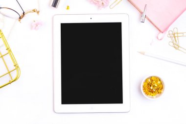 defter, kalem, çiçek ve tablet 