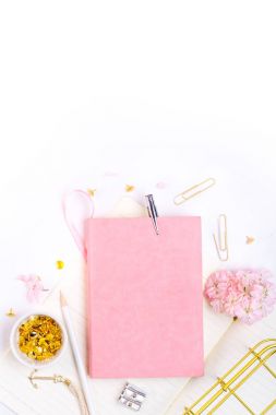 defter, kalem ve altın raptiyeler