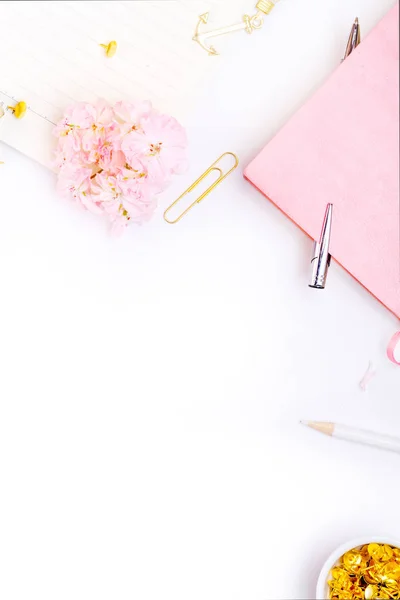 Блокнот, ручка і рожеві квіти — стокове фото