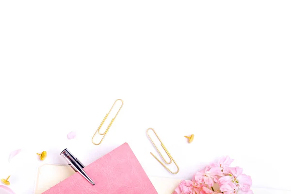 defter, kalem ve pembe çiçekler