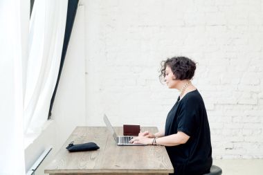 Dizüstü bilgisayarda yazan kadın 