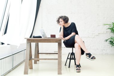 masada oturan kadın modeli