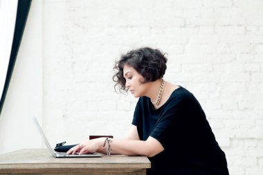 Dizüstü bilgisayarda yazan kadın 