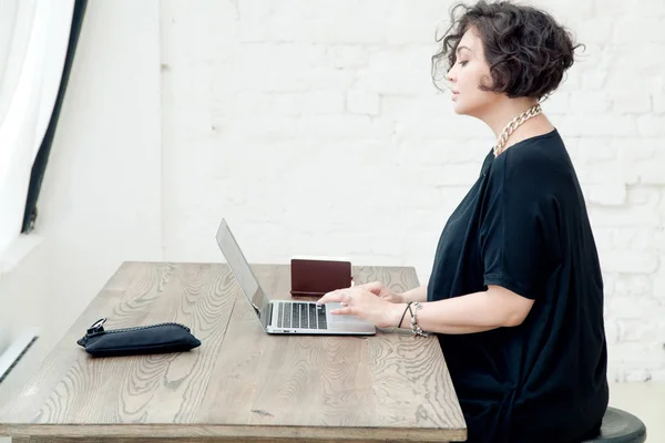 Vrouw typen op laptop — Stockfoto