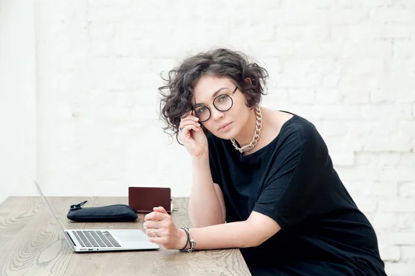 Geschäftsfrau mit Brille arbeitet am Laptop — Stockfoto