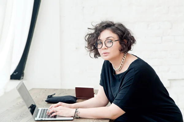 Kobieta interesu w okulary praca na laptopie — Zdjęcie stockowe