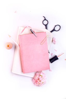 Pembe dizüstü ile işyeri mockup