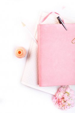 Pembe dizüstü ile işyeri mockup