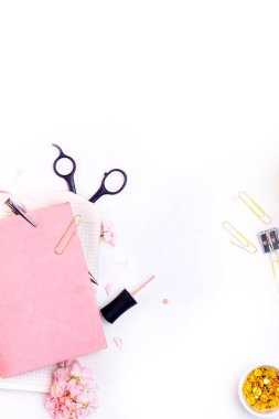 Pembe dizüstü ile işyeri mockup