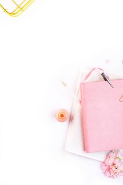 Pembe dizüstü ile işyeri mockup