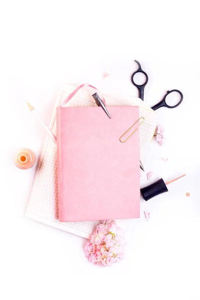 Mockup tempat kerja dengan notebook pink — Stok Foto