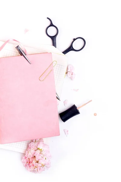 Mockup local de trabalho com notebook rosa — Fotografia de Stock