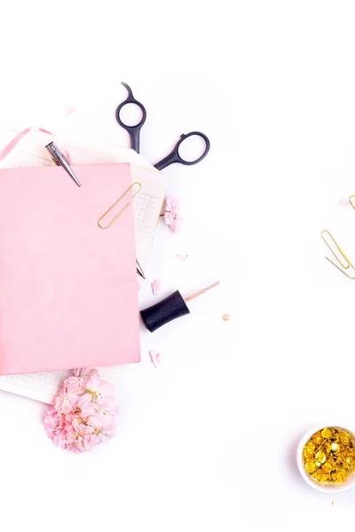 Makieta pracy z pink notebook — Zdjęcie stockowe
