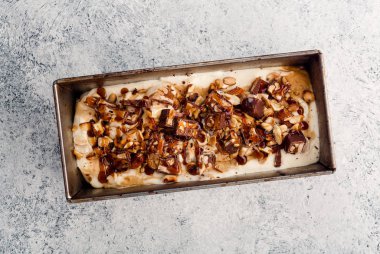  Karamel, kızarmış fıstık ile dondurma