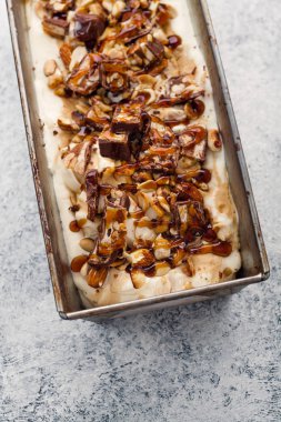  Karamel, kızarmış fıstık ile dondurma