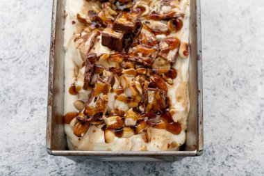  Karamel, kızarmış fıstık ile dondurma