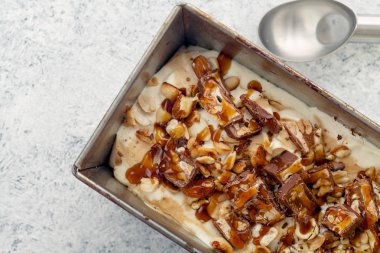  Karamel, kızarmış fıstık ile dondurma