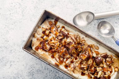  Karamel, kızarmış fıstık ile dondurma