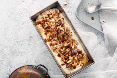  Karamel, kızarmış fıstık ile dondurma