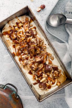  Karamel, kızarmış fıstık ile dondurma