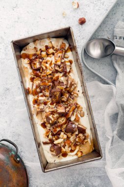  Karamel, kızarmış fıstık ile dondurma