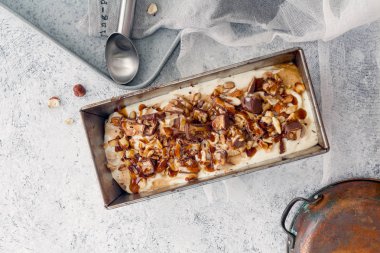  Karamel, kızarmış fıstık ile dondurma