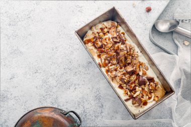  Karamel, kızarmış fıstık ile dondurma