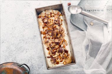  Karamel, kızarmış fıstık ile dondurma