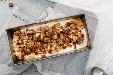  Karamel, kızarmış fıstık ile dondurma