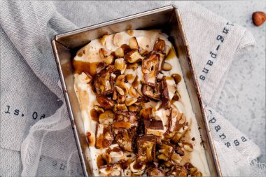  Karamel, kızarmış fıstık ile dondurma