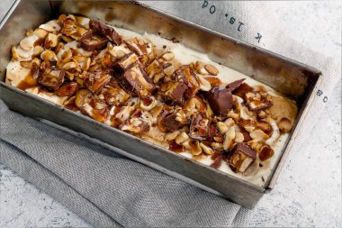  Karamel, kızarmış fıstık ile dondurma