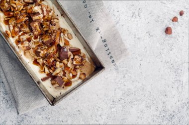  Karamel, kızarmış fıstık ile dondurma