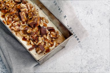  Karamel, kızarmış fıstık ile dondurma