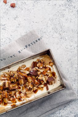  Karamel, kızarmış fıstık ile dondurma