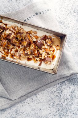  Karamel, kızarmış fıstık ile dondurma