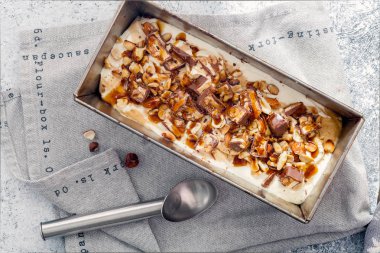  Karamel, kızarmış fıstık ile dondurma