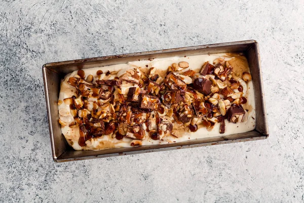  Karamel, kızarmış fıstık ile dondurma