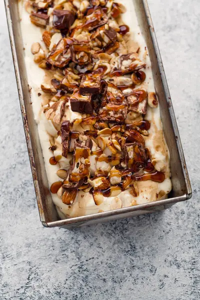  Karamel, kızarmış fıstık ile dondurma