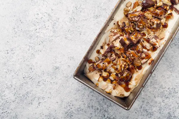  Karamel, kızarmış fıstık ile dondurma