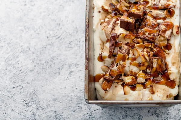  Karamel, kızarmış fıstık ile dondurma