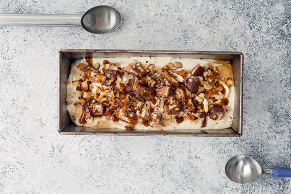  Karamel, kızarmış fıstık ile dondurma