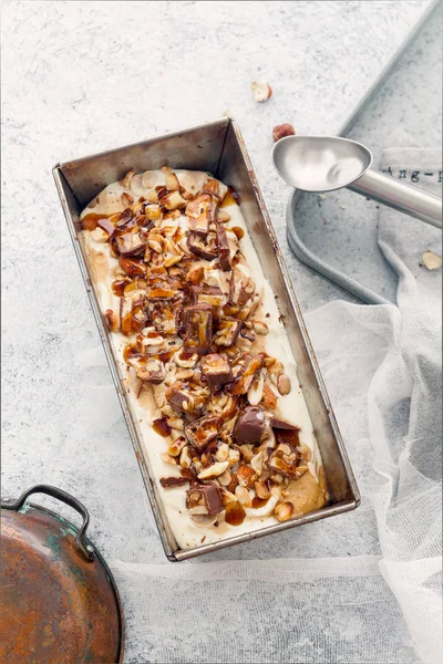 Helado con caramelo, cacahuetes fritos — Foto de Stock