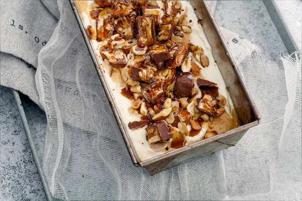  Karamel, kızarmış fıstık ile dondurma