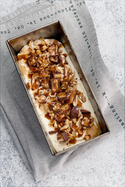  Karamel, kızarmış fıstık ile dondurma