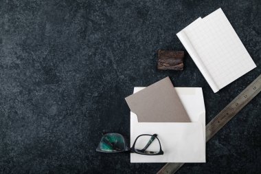 Karanlık rustik bankamatik tarihinde işyeri ile alay et