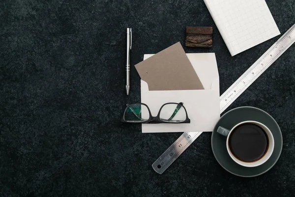 Karanlık rustik bankamatik tarihinde işyeri ile alay et