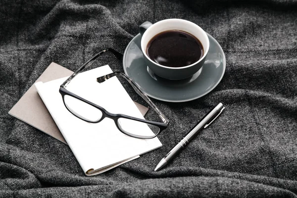 コーヒー、ペーパーおよび灰色のウール格子縞のメガネ — ストック写真