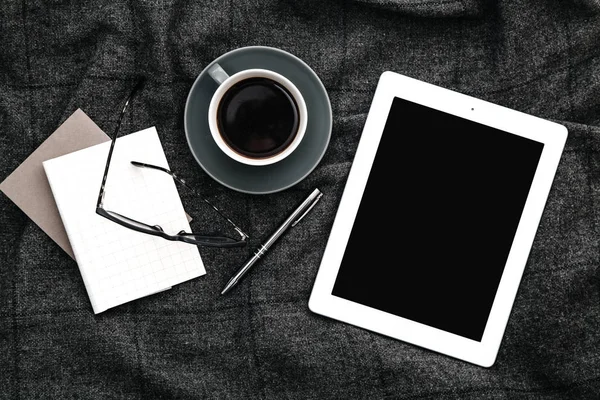 Tablet ve gri yünlü ekose kahve