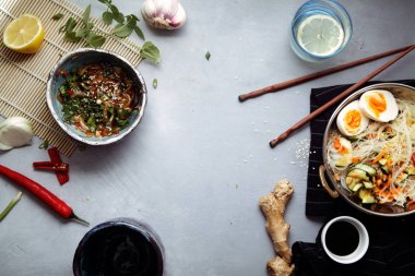  kabak ve yumurta ile pirinç noodle 